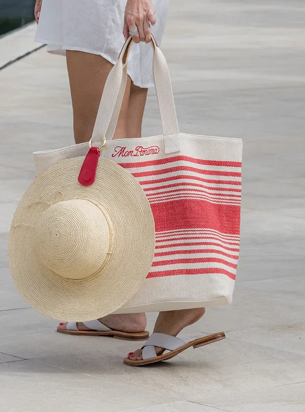 Sandy_red_hatholder-Lifestyle_01-600x900 Sandy_red_hatholder-Lifestyle_01-600x900